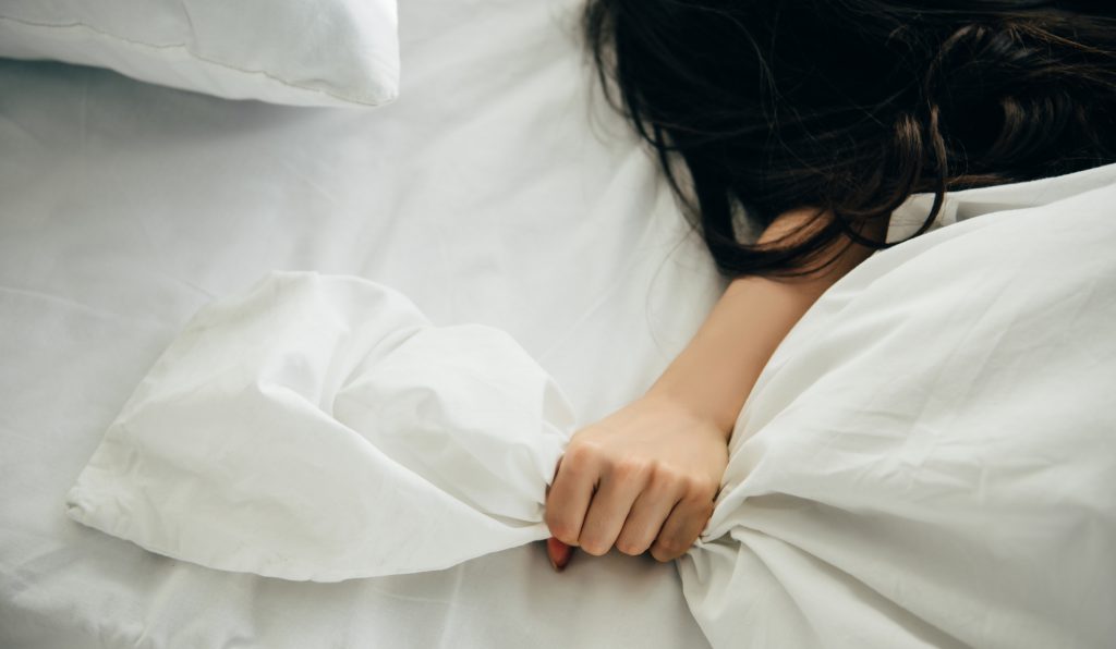 Bin beim Masturbieren weder erregt noch feucht, komme trotzdem. Unnormal?