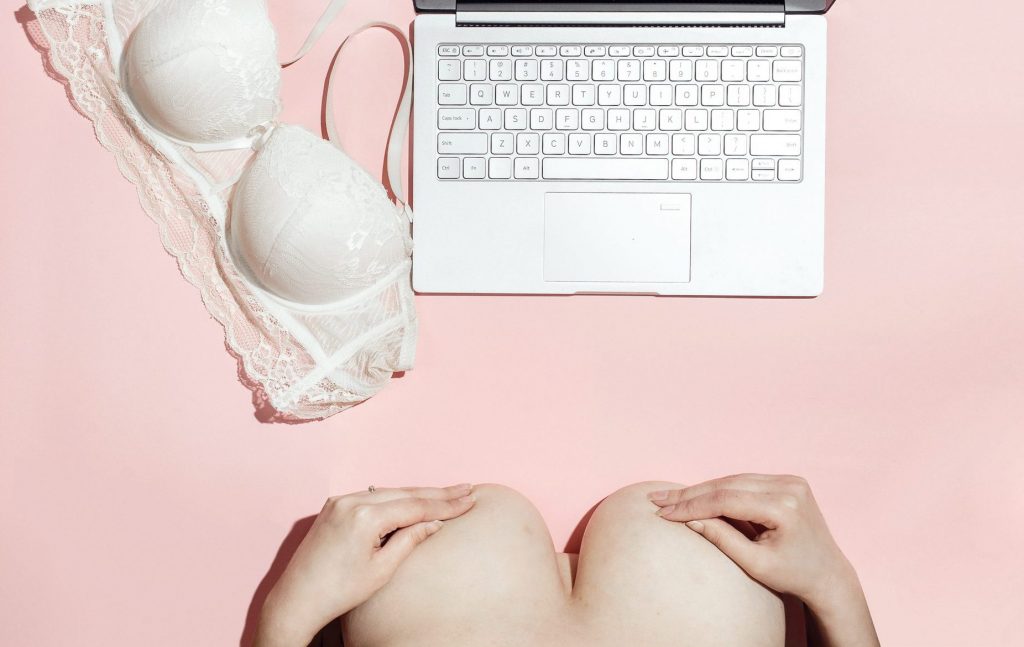 Ich komme am schnellsten, wenn ich Bilder von Frauen mit großen Brüsten ansehe