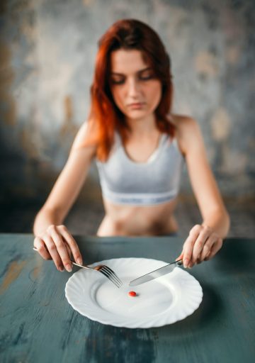 Zuerst hatte sie Bulimie, jetzt Magersucht. Sie isst nichts mehr, hungert sich zu Tode