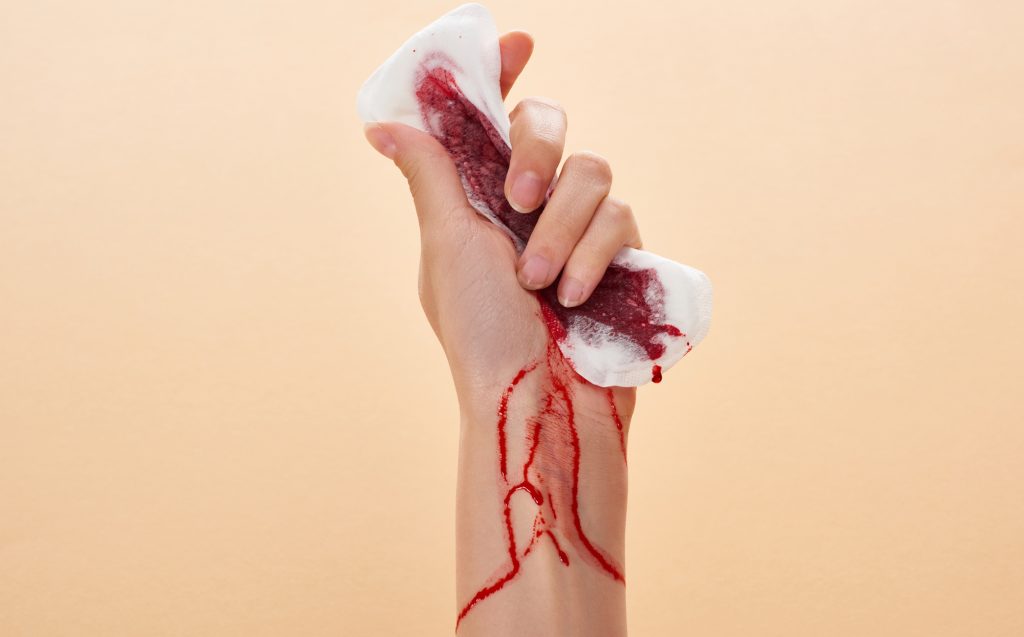 Ich lecke an ihrer Periodenbinde und will, dass sie ihr Menses-Blut auf meinem Gesicht verteilt