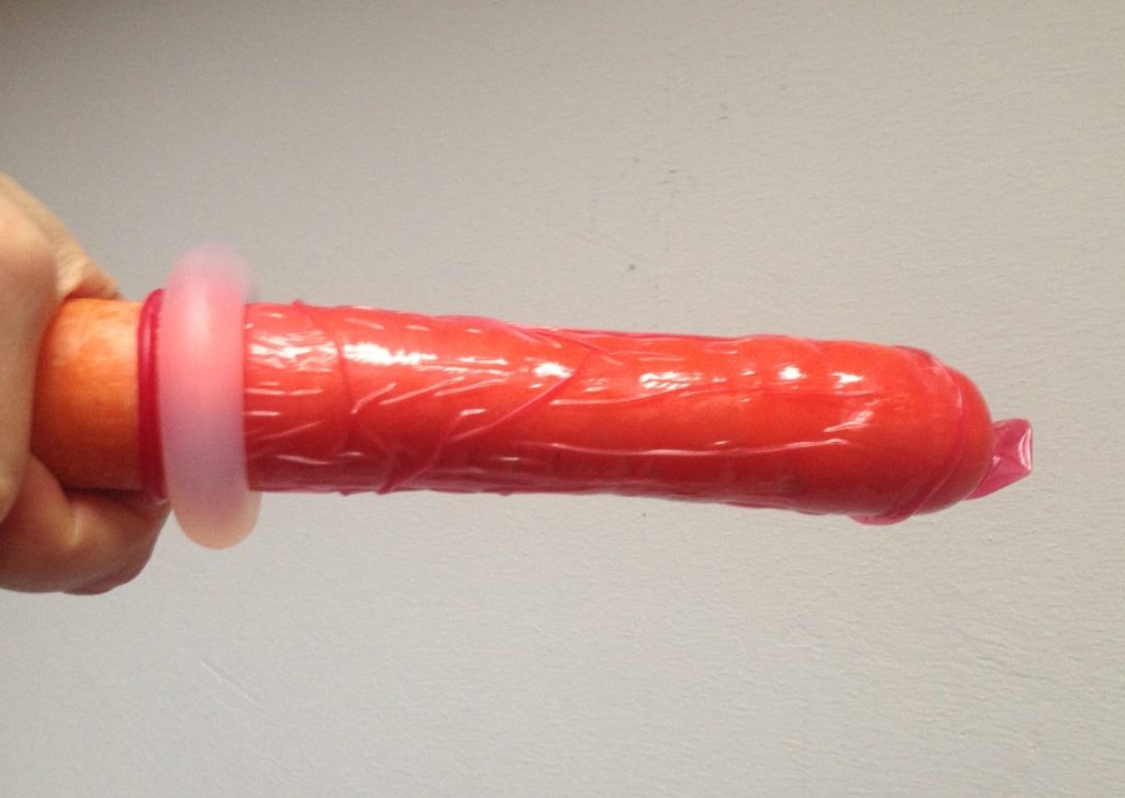 Erst Penisring anziehen, dann Kondom darüber, oder umgekehrt?