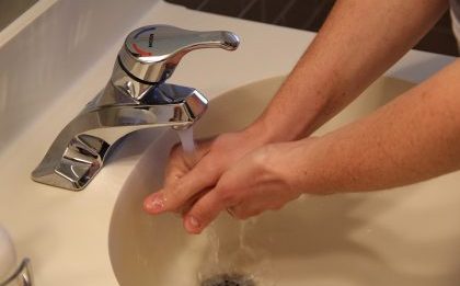 Mein Freund steht nach jedem Sex auf und geht Hände waschen wegen Spermaresten