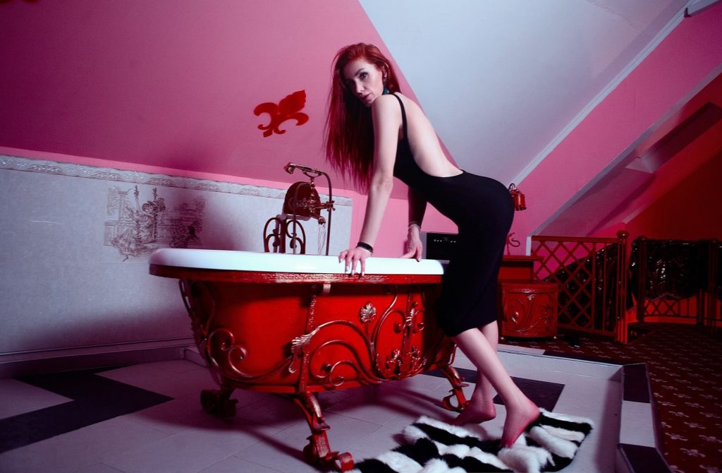 Meine Mutter kommt oft in mein Zimmer, teils nackt, und belästigt mich im Bad