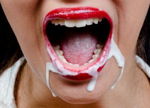 Sperma schlucken oder aus dem Mund rauslaufen lassen?