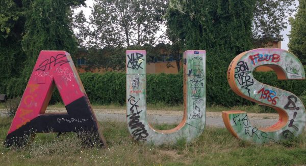Schriftzug "Aus" auf einem Rasenstück in Berlin-Stralau