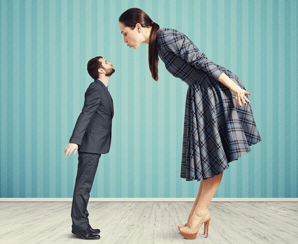 Ihn erregen riesige Frauen so sehr, dass er nach Schrumpfmitteln sucht