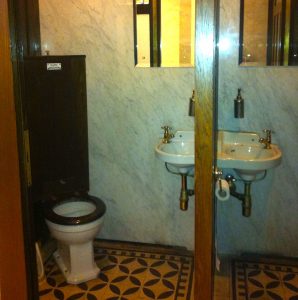 Kloschüssel auf offener öffentlicher Toilette, jeder kann zusehen beim Stuhlgang